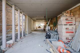 <strong>Ontdek deze halfopen nieuwbouwwoning waar toekomst gericht wonen en bereikbaarheid perfect samenkomen!</strong><br /><br /><strong>LIGGING</strong><br /><br />De woning geniet van een uitstekende ligging nabij het prachtige Kasteeldomein De Bueren en bevindt zich op wandel- en fietsafstand van winkels, scholen en openbaar vervoer.<br />Dankzij de vlotte verbinding via de N9 en E40 bereikt u snel Gent, Aalst en Brussel. <br />Ook het station van Kwatrecht ligt vlakbij, ideaal voor pendelaars.<br /><br /><strong>BESCHRIJVING</strong><br /><br />Vooraan de woning bevindt zich een praktische carport en via het zijpad bereikt u zowel de inkom als de tuin.<br /><br />Binnen wordt u verwelkomd in de inkomhal met gastentoilet en praktische berging.<br />De lichtrijke leefruimte met open keuken vormt het hart van de woning. De moderne uitgeruste keuken met kookeiland vloeit naadloos over in de woonkamer die perfect aan sluit op het terras en de zonnige tuin. Dankzij het grote schuifraam geniet u van een mooie connectie tussen binnen en buiten, wat zorgt voor een unieke woonervaring.<br /><br />De 1ste verdieping beschikt over 2 slaapkamers, een toilet en een badkamer met douche en dubbele wastafel.<br />Op de 2de verdieping bevinden zich 2 slaapkamers, een toilet en een badkamer met ligbad en dubbele wastafel.<br /><br /><strong>Dankzij de uitstekende energiescore door vloerverwarming via warmtepomp, zonnepanelen en ventilatiesysteem D, maakt dat deze woning garant staat voor wie energiezuinig en toekomstgericht wil wonen.</strong><br /><br />Contacteer Kevin: <strong>0476 66 55 50</strong><br />(Beelden zijn referentiebeelden, maten/oppervlaktes zijn geraamd)