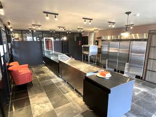 Prachtige volledig ingerichte voedingswinkel (+/- 42m²), onderdeel van het gerenommeerde winkelcentrum De Passage, met gekoelde...