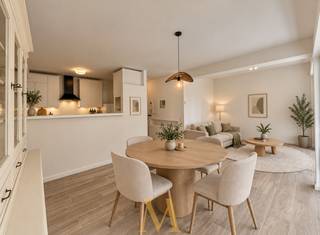 Op wandelafstand van het centrum van Waregem en het station ontdek je dit ruime, instapklare appartement waar comfort en een uitstekende ligging perfect samenkomen. Met winkels, scholen, openbaar vervoer en een vlotte verbinding naar de autosnelweg vlakbij, geniet je hier van een zorgeloze woonomgeving.<br /><br />De inkomhal met apart gastentoilet leidt naar de lichtrijke leefruimte, waar grote raampartijen zorgen voor een aangename sfeer. De eetplaats sluit mooi aan op de volledig uitgeruste halfopen keuken, ideaal voor wie graag kookt en gezellig samenkomt.<br /><br />Het appartement beschikt over twee volwaardige slaapkamers. Vanuit de grootste slaapkamer heb je rechtstreeks toegang tot het zonnige, zuidgerichte terras, een ideale plek om in alle rust te ontspannen en van de zon te genieten.<br />De badkamer is uitgerust met een ligbad met douchefunctie en een dubbele wastafel. Daarnaast zijn ook een ruime privatieve kelderberging en een garagebox inbegrepen in de prijs, wat zorgt voor extra comfort en voldoende opbergruimte.<br />Het appartement wordt verwarmd via elektrische centrale verwarming. Bovendien is het plaatsen van zonnepanelen op het platte dak mogelijk én toegestaan, waardoor je eenvoudig kunt investeren in een energiezuinigere toekomst.<br /><br />Troeven:
<ul>
<li>Instapklaar appartement</li>
<li>Uitstekende ligging nabij centrum en station</li>
<li>Twee volwaardige slaapkamers</li>
<li>Zonnig, zuidgericht terras</li>
<li>Garagebox en privatieve kelderberging inbegrepen</li>
<li>Mogelijkheid tot het plaatsen van zonnepanelen</li>
</ul>
<br />Interesse?<br />Contacteer Maxime Vanneste via 0498 44 78 00 of info@maximevanneste.be