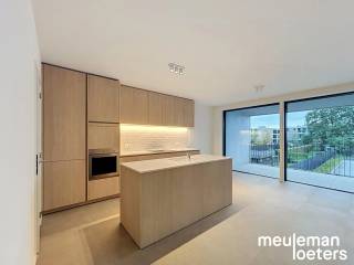 Appartement économe en énergie avec deux chambres, grande terrasse et garage au centre de Veldegem<br /><br />Découvrez ce bel appartement de deux chambres situé au premier étage de la résidence moderne Residentie Delphine, idéalement situé au cœur de Veldegem. Ce bien allie un confort de vie contemporain à des techniques de pointe et une disposition bien pensée.<br /><br />L’entrée vous mène à un séjour lumineux avec une cuisine ouverte entièrement équipée. Cette cuisine de qualité comprend des appareils SMEG, dont un lave-vaisselle, une table de cuisson à induction avec hotte intégrée, un combiné réfrigérateur-congélateur et un four à chaleur tournante. L’évier double est également présent. Une grande buanderie attenante offre un espace de rangement très pratique.<br /><br />L’appartement dispose de deux chambres doubles confortables et d’une salle de bains moderne avec douche à l’italienne, double lavabo, placard mural et radiateur porte-serviettes.<br /><br />Un atout majeur est la grande terrasse où vous pourrez profiter pleinement de l’extérieur en toute tranquillité.<br /><br />De plus, l’appartement comprend un garage privé avec porte automatique, éclairage et alimentation électrique. Il est également possible d’installer une borne de recharge pour véhicule électrique et de louer un garage supplémentaire pour 75 euros par mois.<br /><br />Grâce à sa conception énergétiquement neutre, aux technologies récentes et à son équipement haut de gamme, ce logement offre un habitat durable sans compromis sur le confort.<br /><br />Une solution de vie idéale pour ceux qui recherchent un logement moderne, économe en énergie et confortable au centre de Veldegem !