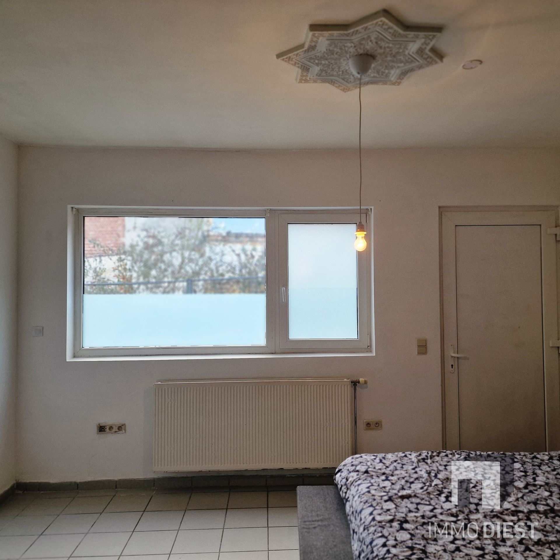 Handelsgelijkvloers met woonst en garages - foto 4