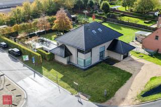 De woning omvat een inkomhal, een ruime leefruimte met gashaard, een bureauruimte, een gezellige bar, een volledig ingerichte leefkeuken,...