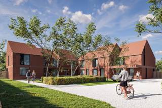 INDELING VAN DE WONING<br /><br />GELIJKVLOERS<br /><br />- Inkomhal- Gastentoilet- Leefruimte met open keuken- Trap naar boven- Berging/wasplaats<br />EERSTE VERDIEP<br /><br />- Nachthal met zolderluik- Apart toilet- Badkamer- 3 slaapkamers<br />ZOLDERVERDIEP<br /><br />- Zolderruimte<br />FACULTATIEF<br /><br />- Garage los van de woning : € 32.000<br />Afbeeldingen zijn steeds illustratief en contractueel niet bindend.<br /><br />De koper heeft deels nog inspraak in de stijl en afwerking van de woning voor zover deze zaken niet werden vastgelegd door vergunning of bestelling van materialen.<br /><br />TIP: Hoe sneller U beslist in de bouwfase, des te meer inspraak U heeft in de keuze van materialen en/of afwerking.<br /><br />(met aandeel van 1/6 in de gemeenschappelijke tuin + WADI + toegangsweg naar de woningen en garages + omgevingsaanleg die geen deel uitmaakt van een privatieve kavel)<br /><br />ECO-uitvoering dat voldoet aan strenge energienormen.<br /><br />- Zonnepanelen- Doorgedreven isolatie- Warmtepomp i.p.v. gas- Vloerverwarming- Ventilatie D- Max. E-peil = 30- Elektriciteitsaansluiting : 3 fasen