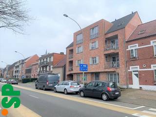 Gemetste garage met witte kantelpoort gelegen achter een appartementsgebouw. De garage is wit geschilderd en voorzien van een betonnen vloer. <br /><br />Mogelijkheid voor stockage of het plaatsen van een gemotoriseerd voertuig.<br /><br />Voor bijkomende inlichtingen of een bezoek ter plaatse kan u steeds vrijblijvend contact opnemen met Immo S|P op het nummer 014/59.10.20. of via info@immosp.be.