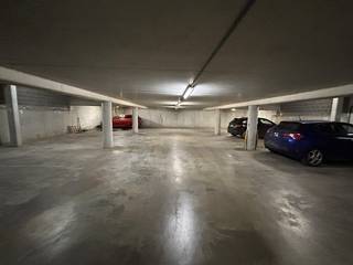 Te koop aangeboden: open ondergrondse parkeerplaats gelegen in de garage van een appartementsgebouw in de Fabriekstraat, op wandelafstand van het centrum van Aarschot en het treinstation.<br />Deze parkeerplaats biedt een ideale oplossing voor wie veilig en comfortabel wil parkeren in de buurt van winkels, openbaar vervoer en het stadscentrum. Dankzij de centrale ligging is dit een uitstekende opportuniteit voor bewoners, pendelaars of investeerders.<br /><br />Voor meer informatie neem contact op vastgoed@gysemansgroep.be.