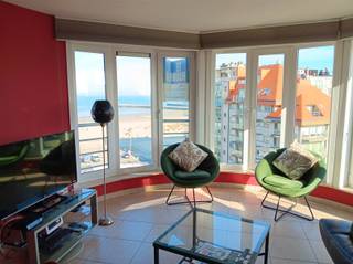 Te huur: Prachtig penthouse met 2 slaapkamers en open zicht op zeeDit moderne en volledig gemeubileerde penthouse is gelegen in een rustige en...