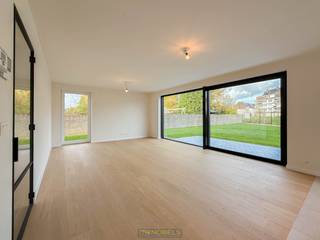 <span><span><strong>Lanceringsmoment op </strong></span></span><span><span><strong>vrijdag 5 december</strong></span></span><span><span><strong>! Kom langs en ontdek deze </strong></span></span><span><span><strong>gloednieuwe, luxueuze appartementen</strong></span></span><span><span><strong>.<br />Inschrijven kan via </strong></span></span><span><span><strong>www.nobels.be</strong></span></span><span><span><strong> onder referentienummer </strong></span></span><span><span><strong>4190693</strong></span></span><span><span><strong>.</strong></span></span><br /><br /><strong><span><u>Mogelijkheid voor aankoop à 6% BTW</u></span><br /><br />LICHTOVERGOTEN NIEUWBOUWAPPARTEMENT</strong> met <strong>LUXUEUZE AFWERKING</strong> op het <strong>GELIJKVLOERS</strong> in het bruisende centrum van Zottegem. Dit <strong>STIJLVOLLE WOONPROJECT</strong> verenigt <strong>MODERNE ELEGANTIE MET HOOGWAARDIGE MATERIALEN</strong> en een uitzonderlijk wooncomfort. U heeft een ruime leefruimte <strong>MET OPEN KEUKEN</strong>, berging, moderne badkamer en 2 slaapkamers. Hierbij geniet u ook van een <strong>GROTE BUITENOMGEVING MET TUIN EN TERRAS</strong>. Gelegen op een <strong>TOPLOCATIE IN HET HART VAN DE STAD</strong>, bevindt u zich op wandelafstand van winkels, horeca, scholen en openbaar vervoer. Deze <strong>PRACHTIGE RESIDENTIE ‘MARRAINE’ </strong>belichaamt luxueus stedelijk wonen met een verfijnde toets. Het project beschikt nog over <strong>GARAGES EN STAANPLAATSEN MET LAADPAALVOORZIENING</strong>, die optioneel kan bijkopen.<br /><br />Adres: Zuidstraat 36 te Zottegem