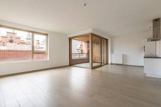 Huurprijs: 835 EUR per maand+ 100 EUR per maand voor ondergrondse autostaanplaats en berging+ 95 EUR per maand gemeenschappelijke kostenKosten...