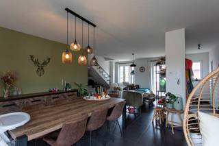 Ruim triplexappartement te Essen-Horendonk met een groot aanbod aan locale faciliteiten, alsook met een vlotte verbinding naar de omliggende gemeenten Kalmthout, Wuustwezel en richting Roosendaal (NL). Uw comfort wordt nog verhoogd door de aanwezigheid van een eigen autostaanplaats. <br /><br />Bij het betreden van het appartement komt u binnen in de inkomhal met vestiaireruimte en gastentoilet. Aan de achterzijde van het appartement vindt u de open keuken die ingericht is met een vaatwasmachine, een oven, een 6-pits gasvuur en een koelkast. Vanuit de keuken heeft u toegang tot het terras. Aansluitend aan de keuken is er een wasplaats/bergruimte voorzien. <br />De leefruimte bestaat uit een eetkamer (ca. 20m²) en een gezellige zithoek (ca. 20m²). <br /><br />Op de eerste verdieping vindt u de 3 slaapkamers (ca. 13m²-9m²-6m²). Vanuit de kleinste slaapkamer heeft u via een vaste trap toegang tot de zolderruimte (ca. 13m²).<br /><br />De badkamer is voorzien van een regendouche, een ligbad, een dubbele lavabo en een toilet.<br /><br />EPC B.