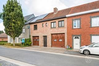Ruime woning met atelier, bureau en maar liefst 3 garages – ideaal voor zelfstandigen!Ontdek deze ruime woning met een bewoonbare oppervlakte van ca. 161 m², aangevuld met heel wat extra ruimte dankzij het grote atelier en de verschillende garages. De combinatie van een inpandige garage, bureau, atelier, 2 bijkomende garages en een carport maakt deze eigendom bijzonder interessant voor een zelfstandige, hobbyist of iemand die nood heeft aan veel opslag- en werkruimte.INDELING: op het gelijkvloers bevindt zich de inpandige garage met rechtstreekse toegang tot een afzonderlijke bureauruimte en een ruim atelier. Achteraan de woning zijn er bovendien nog 2 extra garages en een carport, ideaal voor meerdere wagens, opslag, materiaal of hobbydoeleinden. Op de eerste verdieping bevindt zich de open keuken met aansluitend de gezellige leefruimte die uitgeeft op het zeer ruime terras. Verder zijn er een praktische berging naast de keuken, een badkamer en de eerste slaapkamer. De tweede verdieping beschikt over nog 2 ruime slaapkamers, waardoor de woning in totaal 3 volwaardige slaapkamers telt.TROEVEN:- ideale combinatie van wonen en werken- groot atelier aanwezig- momenteel verhuurd dus ideaal als investering of iemand die een atelier nodig heeft en het appartement wil verhurenTe koop via Immo Beguin, jouw vastgoedexpert sinds 2009, met kantoren in Ronse, Waregem, Kortrijk, Deinze, Doornik, Lessines, Moeskroen en Nieuwpoort.Bezoek na afspraak met Immo Beguin: charlotte@immobeguin.be