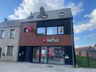 Zeer ruim, lichtrijk, energiezuinig, centraal gelegen duplex appartement met 3 slaapkamers, terras en tuin, midden in het centrum van Wiekevorst.

Indeling:
- Gelijkvloers: inkomhal met toegang naar de kelder.
- Eerste verdieping: inkomhal, living, ingerichte keuken, slaapkamer, wasplaats, apart toilet, terras met trap naar de tuin.
- Tweede verdieping: nachthal, 2 slaapkamers en badkamer.
Geen gemeenschappelijke kosten.
Onmiddellijk beschikbaar.
Info/plaatsbezoek 0473/245102 of info@vandenvonder-decat.be.
 