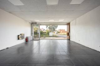 <p><span>Deels gerenoveerde woning met handelsruimte, goed gelegen langs een gewestweg te Nijlen!</span></p><p><span>Op de as Grobbendonk-Nijlen bevindt zich deze woning met op het gelijkvloers een handelsruimte en parkeergelegenheid voor de deur. Op het gelijkvloers komen we binnen in de ruime handelsruimte, met achterliggend een gerieflijke keuken. De handelsruimte baadt in het licht dankzij de grote raampartijen. De keuken is bovendien ook toegankelijk via de achterzijde van het gebouw. Daar bevinden zich tevens het sanitair, een opslagruimte en een garage, dewelke bereikbaar zijn via een overdekte gang.</span></p><p><span>Op de verdieping bevindt zich het woongedeelte. We komen via de hal in de ruime badkamer met douche, toilet en voorzieningen voor wasmachine en droogkast. Verder vinden we een ruime leefruimte en een volledig ingerichte keuken. De ruime zolder, bereikbaar via een vaste trap, biedt de mogelijkheid om extra kamers in te richten!</span></p><p><span>De droge kelder biedt dan weer extra stockage ruimte. <br />Het geheel is reeds deels gerenoveerd: nieuwe ramen, buitenmuren aan de binnenzijde geïsoleerd, nieuwe vloeren op de verdieping, …</span></p><p><span>Ben je op zoek naar een locatie om een nieuwe zaak te starten, dan is dit misschien wel iets voor jou!<br />Graag een bezoek of meer info? Contacteer ons via 0479/01.01.01!</span></p>