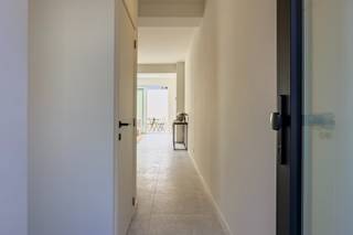 Deze woning is gelegen in een rustige straat nabij het centrum van Gent, de aansluiting met de verbindingswegen en scholen, winkels, openbaar vervoer, enz.<br />De woning werd net volledig gerenoveerd en is bijgevolg ook energiezuinig (LABEL B)<br />Indeling:<br />GV: inkomhal met fietsenberging of wasplaats of bureel, apart gastentoilet, open keuken met aanhorigheden, woonkamer, eetplaats, , ruime koer.<br />1eV: 1e ruime slaapkamer, badkamer met inloopdouche en bad, en dubbele wastafel. apart toilet<br />2eV: 2 ruime slaapkamers.<br /><br />Voor meer info of bezoek: contacteer CENTER OFFICE: 09 279 11 22 of info@centeroffice.be<br /><br />EPC:  193 kWh/m²/jaar.<br />Bruikbare vloeroppervlakte: 109 m2 (opgemeten volgens EPC)<br />Asbestattest:  de woning is VOLLEDIG ASBESTVRIJ.<br />Elektriciteit volledig conform met bijhorende schema's en plannen<br />Stedenbouwkundige inlichtingen: in aanvraag 17 april 2026