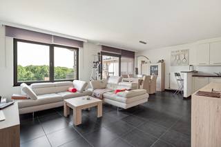 Dit instapklaar appartement op de eerste verdieping is gelegen in het hart van Wijnegem, op wandelafstand van winkels, scholen en het tramstation,...