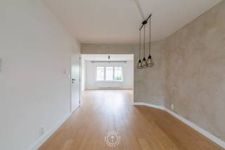 Op een steenworp van het station, winkels en scholen vinden we dit recente appartement met drie slaapkamers en terras. Een aangename thuis voor wie graag geniet van het stadsleven, met alle dagelijkse voorzieningen op wandelafstand.<br /><br />Bij het binnenkomen van het appartementsgebouw is er een verzorgde inkomhal met een <strong>gemeenschappelijke fietsenberging</strong>: handig voor wie zich graag vlot en duurzaam door de stad verplaatst. Via een trap komen we aan de achterkant van het gebouw waar de terrassen zich bevinden. <br /><br />Het appartement van 97 m² opent met een ruime eetruimte die mooi overgaat in de lichtrijke leefruimte. Het open zicht aan de overzijde van de straat zorgt hier voor een <strong>aangenaam gevoel van ruimte en licht</strong>. Aansluitend bevindt zich de keuken, ingericht met alle hedendaagse comfort. De praktische berging biedt extra opbergruimte en aansluitend is er een apart gastentoilet.<br /><br />Op de eerste verdieping bevinden zich twee slaapkamers en de badkamer. Deze laatste is uitgerust met een ruime inloopdouche. De bovenste verdieping herbergt nog een derde slaapkamer onder het dak, die zich eveneens uitstekend leent als <strong>bureau, hobbyruimte of logeerkamer</strong>.<br /><br />De recente afwerking volgens hedendaagse normen, de centrale ligging en de aanwezigheid van <strong>drie slaapkamers</strong> maken van dit appartement niet alleen een fijne eigen woonplek, maar ook een <strong>interessante investering</strong>.<br /><br />Hebt u vragen of wilt u eens komen kijken? Neem dan contact op via laurens@claves.be of op het nummer 0476 21 35 46. 