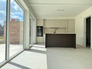 Inkomhal, toilet, ruime living met open keuken, grote berging, 3 slaapkamers, badkamer, zolder, carport en zuidgerichte tuin. De keuken is volledig ingericht met eiland, oven, vaatwasmachine... De badkamer heeft een bad en een inloopdouche. Er is vloerverwarming via warmtepomp (geothermie!) en zonnepanelen. De woning is volledig geschilderd en alle verlichting en gordijnen zijn aanwezig. De tuin wordt nog aangelegd. Kindvriendelijke wijk (doodlopend)