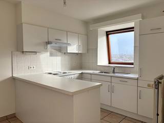 Op zoek naar een ruim 1-slaapkamerappartement met garagebox? Dan is dit een absolute aanrader.Deze duplex, gelegen op het 4e verdiep, omvat een ruime...