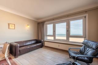 <p><span>Ce bel appartement meublé est situé au quatrième étage d'une résidence sur la digue d'Ostende. Depuis le lumineux séjour, vous profitez d'une vue frontale imprenable sur la mer.</span></p>
<p><span>L'appartement se compose d'un hall d'entrée avec placards intégrés et espace permettant l'aménagement éventuel d'un coin nuit, d'un séjour avec cuisine semi-ouverte équipée, d'une chambre spacieuse située à l'arrière ainsi que d'une salle de bains avec baignoire, lavabo et toilettes.</span></p>
<p><span>Une cave privative complète ce bien. Il est également possible d'acquérir séparément un garage box situé à proximité de l'appartement.</span></p>
<p><span>Grâce à sa situation centrale, à proximité du Casino Kursaal, des commerces, des restaurants et des transports en commun, cet appartement convient parfaitement comme résidence principale, résidence secondaire ou investissement.</span></p>
<p><strong><span>Atouts</span></strong></p>
<ul>
<li><span>Vue frontale sur la mer</span></li>
<li><span>Façade récemment rénovée</span></li>
<li><span>Une chambre spacieuse</span></li>
<li><span>Cave privative</span></li>
<li><span>Possibilité d'acquérir un garage box à proximité</span></li>
<li><span>PEB B</span></li>
</ul>