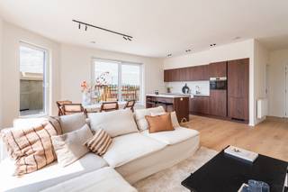 <strong>Luxueus gerenoveerde penthouse met riant zonneterras</strong><br /><br />Bent u opzoek naar een luxues gerenoveerd penthouse met zeer ruim terras? <span><span><br /></span></span>
<p>Stap binnen in dit unieke, instapklare penthouse en laat u verrassen door een indrukwekkend gevoel van ruimte, stijl en licht.<br />Deze uitzonderlijke penthouse is gelegen op een centrale ligging, in een kleinschalig, volledig gerenoveerd gebouw met slechts 5 wooneenheden. Winkels, openbaar vervoer, scholen en de belangrijkste invalswegen bevinden zich allemaal in de onmiddellijke omgeving, hier woont u centraal én comfortabel.</p>
<p>Bij het betreden van dit appartement wordt u meteen overdonderd door de overvloed aan licht en ruimte. De grote raampartijen zorgen voor een constante instroom van natuurlijk daglicht.</p>
<p>De ruime woonkamer, luxueus afgewerkte open keuken en het riante zonneterras van ca. 39 m² vloeien naadloos in elkaar over en vormen samen één harmonieus geheel. De keuken is uitgerust met hoogwaardige toestellen en afgewerkt met stijlvolle materialen. Het zonnige terras biedt u alle ruimte om te ontspannen.</p>
<p>De penthouse beschikt over twee uitzonderlijk grote slaapkamers, waaronder een indrukwekkende master bedroom met ensuite ruimte die perfect ingericht kan worden als dressing of bureau. De hoofdbadkamer is prachtig afgewerkt: een elegant ligbad, ruime inloopdouche en dubbele wastafel. <span>De tweede slaapkamer is eveneens ruim én beschikt over een eigen douchekamer.</span><br /><br />Daarnaast is er ook een gastentoilet en extra bergruimte voorzien.</p>
<p><span>Een instapklare penthouse met hoogwaardige afwerking, veel licht, ruimte en een zeldzaam groot terras, perfect voor wie op zoek is naar comfort én karakter.</span></p>
<p>Laat deze kans niet voorbijgaan en contacteer <strong>LISTED</strong> vandaag nog: +32 3 283 51 51</p>