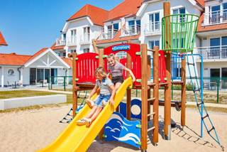 <p>Holiday Suites Nieuwpoort ligt op een absolute toplocatie aan de Belgische kust, waar de moderne jachthaven en de gezellige sfeer van Nieuwpoort samenkomen. De charmante vakantieverblijven in New England-stijl zijn volledig uitgerust, bieden plaats aan 2 tot 5 personen en combineren comfort met tal van faciliteiten voor een aangenaam verblijf.</p>
<p><span>Het domein is bijzonder kindvriendelijk en beschikt over een gezellige binnentuin die het centrale ontmoetingspunt vormt. Gasten kunnen er genieten van een speeltuin, petanquebanen, barbecues en tafeltennis. Daarnaast kunnen ze gebruikmaken van het zwembad en de sauna in het nabijgelegen hotel. De combinatie van ontspanning, comfort en de uitstekende ligging maakt Holiday Suites Nieuwpoort tot een aantrekkelijke vakantiebestemming voor jong en oud.</span></p>
<p><strong><span>Word eigenaar van een opbrengsteigendom in Nieuwpoort</span></strong></p>
<p><span>Investeer in een volledig uitgerust vakantieverblijf op een toplocatie aan de Belgische kust en combineer eigen vakantieplezier met professionele verhuur. Je geniet zelf van je verblijf wanneer het jou uitkomt, terwijl exploitatiepartner Holiday Suites de verhuur volledig voor je verzorgt wanneer je er niet bent.</span></p>
<p><span>Zo breid je je investeringsportefeuille uit met kwalitatief vastgoed in één van de populairste badplaatsen aan onze kust, terwijl je zelf kunt genieten van alles wat Nieuwpoort en de Belgische kust te bieden hebben.</span></p>