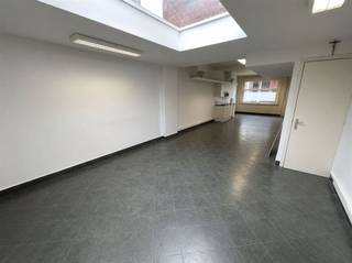 OPENHUIS ZATERDAG 4 APRIL VAN 14.00u - 15.30u - Uniek gelegen in het levendige centrum van Wevelgem, biedt dit veelzijdige pand een geweldige kans.De royale binnenruimte is momenteel ingericht als kantoor en beschikt over meerdere werkplekken, ideaal voor zakelijke of co-work situaties. Met zijn unieke ligging biedt dit pand niet alleen uitstekende zichtbaarheid, maar ook gemakkelijke toegang tot lokale voorzieningen en transportverbindingen. Hierdoor is het pand uitermate geschikt voor diverse zakelijke toepassingen, van een boetiek tot een creatief kantoor of atelier. De eigendom kan ook omgebouwd worden naar een woonhuis. Deze eigendom heeft een grote garage met uitweg via Schoolstraat. Ontdek het potentieel en de veelzijdigheid van dit pand te midden van het bruisende centrum van Wevelgem!