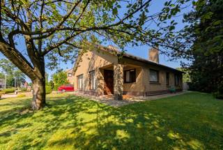 <p><span>Vrijstaande woning met 3 slaapkamers op een perceel van 7a27ca in Zutendaal</span></p><p><span>Deze vrijstaande woning is rustig gelegen aan de Sprinkelestraat in Zutendaal, op een mooi perceel van 7a27ca. De woning, gebouwd in 1967, beschikt over een bewoonbare oppervlakte van 130 m² en biedt tal van mogelijkheden voor wie op zoek is naar een gezinswoning met een ruime tuin.</span></p><p><span>Via de inkomhal betreden we de woning, die toegang geeft tot de ruime en lichtrijke woonkamer. De woning is voorzien van houten ramen met dubbele beglazing en wordt verwarmd via radiatoren op mazout.</span></p><p><span>Aansluitend bevindt zich de keuken, uitgerust met een elektrisch kookvuur, dampkap en oven.</span></p><p><span>Verder beschikt de woning over drie ruime slaapkamers en een badkamer, ingericht met een lavabomeubel en een douche.</span></p><p><span>Achteraan de woning bevindt zich een aangename veranda, de ideale plek om in alle rust te genieten van een kopje koffie met zicht op de tuin.</span></p><p><span>Daarnaast is er nog een praktische zolderruimte aanwezig, die bereikbaar is via de buitenzijde van de woning en extra opbergmogelijkheden biedt.</span></p><p><span>Buiten geniet u van een ruime tuin, ideaal voor gezinnen of tuinliefhebbers. Bovendien beschikt de woning over een kelder en een garage geschikt voor het stallen van een wagen en het opbergen van tuin- en klusmateriaal.</span></p><p><span>De woning is momenteel verhuurd aan een maandelijkse huurprijs van 1.038,42, wat dit pand eveneens interessant maakt als investering.</span></p><p><span>Bent u op zoek naar een vrijstaande woning met veel potentieel, een ruime tuin en een rustige ligging in Zutendaal, of wenst u te investeren in een verhuurd pand met onmiddellijke huuropbrengst? </span></p><p><span>Neem dan gerust contact met ons op voor meer informatie of een bezichtiging via <span>Iris@jemar.be</span></span><span> of 0483 110875.</span></p><p><span> </span></p><p><span>Dit pand kan onderhevig zijn aan de renovatieverplichting die door de Vlaamse overheid wordt opgelegd voor residentiële gebouwen. Consulteer voor meer informatie de website van het Vlaams Energie- en Klimaatagentschap via <span>https://www.energiesparen.be/renovatieverplichting-residenti%C3%ABle-gebouwen-2023</span></span><span> </span></p>