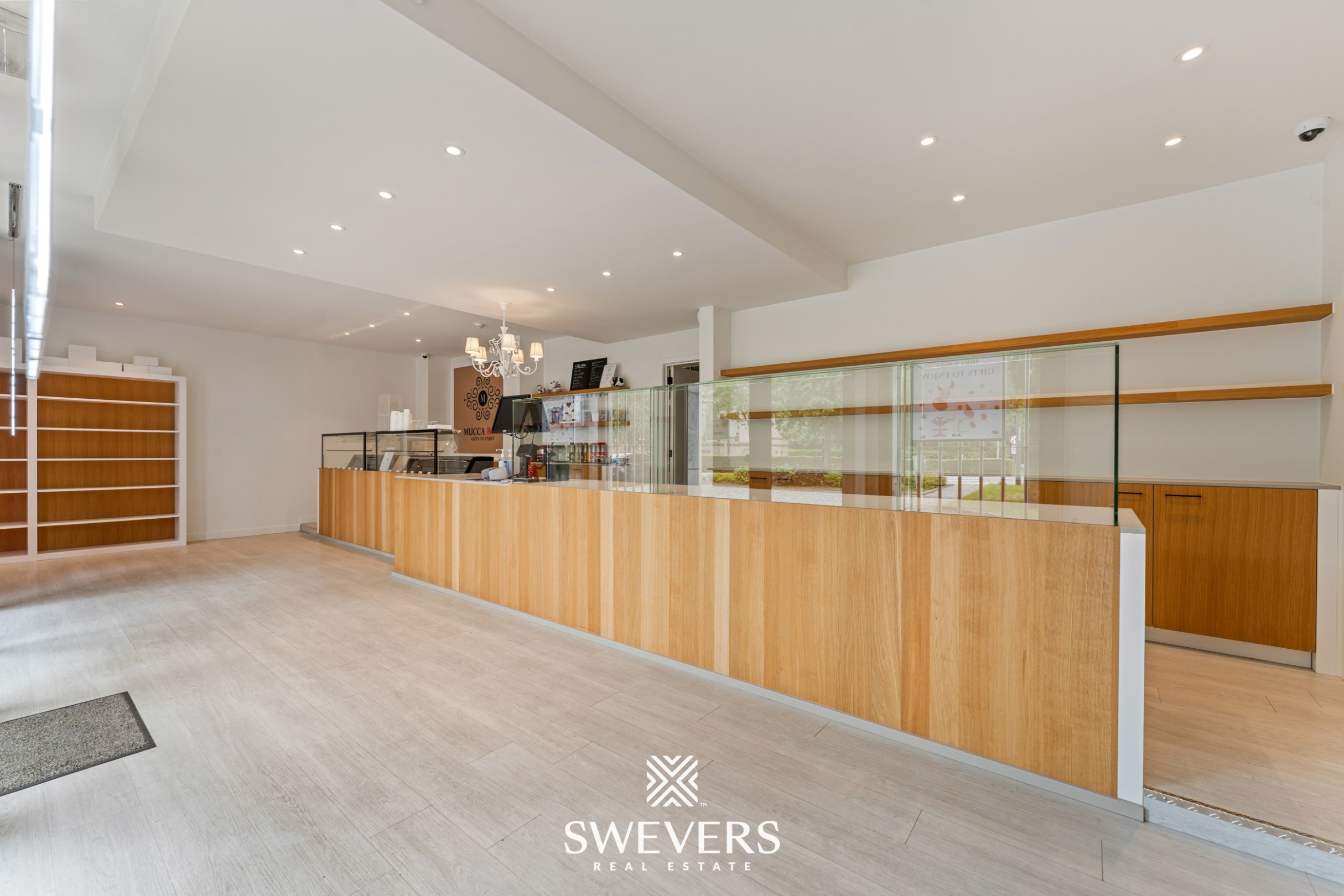 Magnifieke instapklare woning met diverse commerciële mogelijkheden en zwembad - foto 2