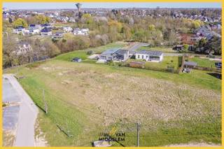 <strong>Immo Van Middelem verkoopt deze mooie bouwgrond op +/- 5a97ca, RUSTIG gelegen maar OP WANDELAFSTAND van het CENTRUM van Asse met alle nodige winkels, scholen en openbaar vervoer. Ook het treinstation is vlot bereikbaar (op +/- 1,2km).</strong><br /><br />Deze bouwgrond is geschikt voor half-open bebouwing met een gevelbreedte van +/- 7,55m. De bouwdiepte bedraagt maximaal 18,00m (!) op het gelijkvloers en de verdiepingen. De dakvorm is vrij.<br /><br />De verkavelingsvergunning met -plan en -voorschriften kan u downloaden op onze website (www.immovanmiddelem.be).<br /><br />Geen bouwverplichting.<br />Vrij bij akte.