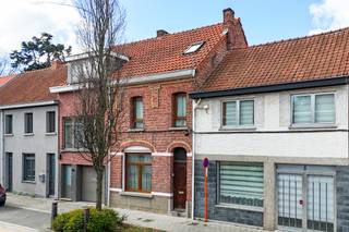 Bent u op zoek naar een volledig instapklare woning in Hamme waar modern comfort en een slimme indeling hand in hand gaan? Dan is dit...