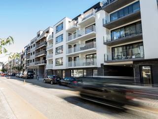 Deze prachtige nieuwbouwresidentie biedt een unieke combinatie van luxe en comfort op een centrale locatie, met winkels, het openbaar vervoer en de zeedijk allemaal op wandelafstand. Met 22 appartementen, variërend van gezellige één- tot ruime drieslaapkamerappartementen en 1 bovengrondse garage, is Swan de ultieme bestemming voor wie op zoek is naar stijlvol wonen aan de Belgische Kust. Alle appartementen bevatten ruime en zonnige terrassen. In dit project kan er nog grotendeels aan 6% btw worden aangekocht. 

Duurzaamheid staat centraal in dit project, met zonnepanelen, een warmtepomp en vloerverwarming die zorgen voor een energiezuinige leefomgeving. Geniet van maximaal comfort met een ventilatiesysteem van type D, akoestische isolatie en thermische isolatie, waardoor de E-peilen maximaal E30 bedragen.

De afwerking van de keuken en badkamer kunnen nog gekozen worden, de bouwheer voorziet hier hoogwaardige materialen in het lastenboek. Onmiddellijk beschikbaar. 

Interesse in dit project? Neem contact op voor meer informatie via 050 70 81 74 of hello@keyimmo.be.