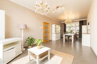 <p>Op een uitzonderlijke locatie langs de Spuikom in Oostende bevindt zich deze ruime en statige woning boordevol charme, ruimte en potentieel.<br /><br />Hier geniet u elke dag van een prachtig, open uitzicht over het water, terwijl alle voorzieningen, winkels, scholen en belangrijke invalswegen zich binnen handbereik bevinden.<br /><br />Bij het betreden van de woning komt u terecht in een verzorgde inkomhal met gastentoilet. De lichtrijke leefruimte vormt zonder twijfel het hart van de woning en biedt dankzij de grote raampartijen een magnifiek panoramisch zicht op de Spuikom. Aansluitend bevindt zich de goed onderhouden keuken, volledig uitgerust met alle nodige toestellen en praktisch ingericht voor dagelijks comfort.<br /><br />Achteraan nodigt de aangename tuin uit om in alle rust te genieten. Het fraai aangelegde terras in blauwe hardsteen vormt de ideale plek om te ontspannen of gasten te ontvangen. Daarnaast beschikt de woning over een degelijk en ruim tuinhuis dat extra bergruimte biedt.<br /><br />Op de eerste verdieping bevinden zich een royale master bedroom, een tweede volwaardige slaapkamer en een verzorgde badkamer die reeds werd vernieuwd met een stijlvolle inloopdouche. De tweede verdieping biedt nog tal van mogelijkheden met een derde slaapkamer, een vierde kamer die perfect kan dienen als bureau of hobbyruimte en een extra kamer die ideaal is als dressing of berging.<br /><br />Ook technisch scoort deze woning uitstekend. De elektrische installatie is conform de huidige normen en dankzij de aanwezige regenwaterput geniet u van een extra duurzame troef.<br /><br />Bent u op zoek naar een ruime gezinswoning met karakter, een unieke ligging aan het water en een zee aan mogelijkheden? Dan is deze charmante woning aan de Spuikom absoluut een bezoek waard.</p>