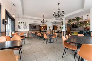 Ontdek dit gezellige volkscafé-restaurant met ruime, lichtrijke woonst, ideaal gelegen in het hart van de sfeervolle Paterswijk.<br /><br />Het gezellige café biedt plaats aan ongeveer 70 gasten en is daardoor perfect geschikt voor een rendabele en veelzijdige uitbating. De ruime, uitnodigende bar sluit mooi aan op de volledig uitgeruste keuken en afwasruimte, gevolgd door een grote berging.<br />De bevoorrading verloopt bijzonder vlot dankzij de achterkoer met privé-ingang langs de Sint-Antoniusstraat.<br />De sanitaire voorzieningen voor klanten bevinden zich op het gelijkvloers.<br />Dankzij de gunstige ligging aan de toegangsweg richting centrum, vlak bij het woonzorgcentrum Pandje, geniet het café van een constante passage. In de zomermaanden zorgt het terras aan de straatkant voor extra beleving en omzet.<br />Deze toplocatie biedt bovendien tal van mogelijkheden voor toekomstige uitbatingsvormen of herbestemming.<br /><br />Op de eerste verdieping bevindt zich een ruim en modern ingericht appartement met veel lichtinval.<br />De woonst omvat een gezellige leefruimte met open keuken, een badkamer, apart toilet, bergruimte en vier ruime slaapkamers — ideaal voor eigen bewoning of verhuur.<br /><br />Contacteer Martine 0479/28.82.99 voor een vrijblijvend bezoek