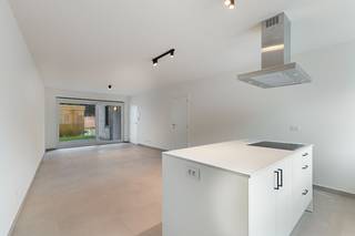 Dit energiezuinige, moderne nieuwbouwproject omvat 14 lichtrijke & ruime doorloopappartementen met elk een eigen zonneterras/tuin en 1, 2 of 3 slaapkamers.<br />De oppervlaktes v/d appartementen variëren tussen 70m² en 97m².<br />Op het gelijkvloers bevindt zich ook een handelsruimte met maximale visibiliteit (= grote etalage).<br />Achterliggend bevinden zich 20 parkeerplaatsen.<br />Dit woonproject bevindt zich op een <strong>TOPLOCATIE te St-Andries</strong>, nl. op wandelafstand van alle faciliteiten (o.a. winkels, openbaar vervoer, invalswegen, scholen, Brugge centrum, Tilleghem bos, Koude Keuken...).<br /><br /><strong>*Appartement 0.01*</strong> is een ruim gelijkvloersappartement met 2 slaapkamers en zonnige tuin.<br />Oppervlakte: 97m<sup>2</sup>.<br />Comfortabele indeling: inkomhal met toilet, open keuken, ruime leefruimte uitgevend op de tuin, badkamer, 2 slaapkamers en berging/wasplaats.<br />Het appartement kan afgewerkt worden naar uw smaak! Badkamer, keuken, vloeren... kunnen door de klant gekozen worden.<br /><br />Aan de achterzijde van het gebouw bevinden zich 20 staanplaatsen.<br />Elk appartement dient een staanplaats aan te kopen.<br />Tevens is er ook een fietsenstalling achteraan het gebouw.<br />Daarnaast kan er ook een kelderberging aangekocht worden.<br /><br />De appartementen worden uiterst energiezuinig gebouwd (E-peil 30) en voorzien van o.a.: superisolerend dubbel glas, zonnepanelen, warmtepomp, vloerverwarming, ventilatiesysteem,...<br />Er zijn ook 2 liften voorzien in het gebouw.<br /> <br />Kortom: trendy en kwalitatieve appartementen, afgewerkt op uw maat, waar u zorgeloos kan genieten! <br /><br />Prijs appartement 0.01: 412.000 EUR (excl. kosten).<br />Prijs staanplaats: 20.000 EUR (excl. kosten)<br />Prijs kelderberging: 5.000 EUR (excl. kosten)<br />Verkoop onder BTW-stelsel.<br />! Mogelijkheid tot 6% btw indien voldaan wordt aan de voorwaarden !