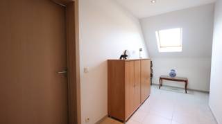 Dit aangename appartement is gelegen op de tweede verdieping van een kleinschalige en gezellige residentie in Ardooie. Dankzij de centrale ligging in de Roeselaarsestraat bevinden winkels, horecazaken, scholen en andere dagelijkse voorzieningen zich vlot in de nabije omgeving. Ook Roeselare en omliggende gemeenten zijn gemakkelijk bereikbaar dankzij de goede verbindingen met de belangrijkste invalswegen.<br /><br />Via de inkomhal kom je meteen terecht in de lichtrijke woonkamer, die dankzij de open indeling mooi aansluit op de keuken. De lichtrijke woonkamer sluit mooi aan op de open keuken, waardoor een aangename en gezellige leefruimte ontstaat. De keuken is volledig uitgerust met een koelkast met diepvriesvak, oven, keramische kookplaat met dampkap, vaatwasmachine en spoeltafel.<br /><br />Verder omvat het appartement twee slaapkamers, een apart toilet, een badkamer en een praktische berging. De badkamer is voorzien van een dubbel badkamermeubel en een ligbad. Een extra troef is de ruime zolder, die rechtstreeks bereikbaar is vanuit de berging en heel wat extra bergruimte biedt.<br /><br />Zowel aan de voor- als achterzijde beschikt het appartement over een terras. De ramen aan de achterzijde zijn bovendien uitgerust met een zonnescreen.<br />Achteraan de residentie bevindt zich een <strong>garage met automatische garagepoort, 75 euro per maand. </strong><br /><br />Het appartement wordt verwarmd via centrale verwarming op aardgas en beschikt over dubbele beglazing.<br />De <strong>gemeenschappelijke kosten bedragen 50 euro per maand.</strong><br /><br />Kortom, een gezellig en instapklaar appartement met twee slaapkamers, twee terrassen en een ruime zolder, gelegen in een kleinschalige residentie op een vlot bereikbare locatie in Ardooie! <br /><br /><strong>Beschikbaar vanaf 1 januari 2027.</strong><br /><br /><u>Interesse in dit appartement? </u><br />Surf naar <u>www.dicasa.be,</u> open de pagina van deze woning en vul via de knop 'Bezoek aanvragen' een kort profiel in.<br />Vervolgens nemen wij contact met u op om een bezoek in te plannen. Telefonisch kunnen geen afspraken worden gemaakt.<br />