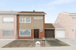 <strong>Sint-Eloois-Winkel - Woning met garage en tuin te koop.</strong><br /><br />Deze te renoveren woning is klaar voor een nieuwe eigenaar. Deze ruime woning heeft heel wat mogelijkheden. Ideaal voor de handige harry's, investeerders of gezinnen die graag de handen uit de mouwen steken.<br />Deze woning valt onder de renovatieverplichting.<br /><br /><strong>Indeling:</strong><br />Inkom, toilet, living, keuken, wasplaats, garage, kelder, tuin en tuinhuis<br /><u>1ste verdieping:</u> 3 slaapkamers en badkamer<br /><u>2de verdieping:</u> zolder<br /><br /><strong>Troeven:</strong>
<ul><li>Reeds een deel dubbele beglazing en hoogredements beglazing</li><li>Ruime garage en oprit</li><li>Zongerichte tuin</li><li>Goed onderhouden</li></ul>