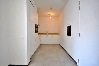 In de dorpskern van Anzegem treffen we dit recente gebouw (2019), waar zich verschillende assistentieflats bevinden! <br /><br />Residentie Drieweg geniet van een<strong> zeer centrale ligging</strong>, met tal van winkels, horecazaken, scholen en openbaar vervoer op wandelafstand, ideaal dus voor wie op zoek is naar comfort! De voorliggende residentie neemt alle drukte van het verkeer weg, waardoor het optimaal genieten is van alle rust & privacy!<br /><br />De<strong> indeling</strong> van de recente serviceflats gaat als volgt: open woon- en leefruimte met goed uitgeruste keuken, ruime slaapkamer, en aansluitend ruime badkamer met inloopdouche, toilet en wastafel. <br /><br />Bovendien is er in de zeer goed onderhouden residentie nog een <strong>gemeenschappelijke polyvalente ruimte</strong>, met zithoek, eethoek en goed uitgeruste keuken. Verder is er een gemeenschappelijke <strong>fietsenstalling</strong> en <strong>wasplaats </strong>aanwezig.<br /><br />Komt het moment waarop er zorg nodig is, dan staat zorgverlener Ubunto steeds voor jou klaar om jou professioneel bij te staan. Door een <strong>intern oproepsysteem </strong>op maat kan er onmiddellijk de nodige ondersteuning/ bijstand geboden worden aan de bewoner.<br /><br />Interesse? Contacteer Els 0478 61 64 34 of els@immoroman.be