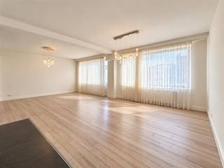<p><span>Dit </span><span>charmante appartement</span><span> is gelegen aan de Mechelsesteenweg in </span><span>Antwerpen centrum</span><span>. </span><span>W</span><span>onen aan de Mechelsesteenweg betekent genieten van een </span><span>uitstekende bereikbaarheid</span><span>, een bruisende stadsomgeving en de nabijheid van </span><span>trendy hotspots </span><span>zoals het Groen Kwartier en PAKT. Winkels, horeca, parken en openbaar vervoer bevinden zich allemaal op wandelafstand. </span></p><p><span> </span></p><p><span>Het appartement heeft een oppervlakte van zo'n 120m² en baadt in een zee van licht door de vele raampartijen. </span></p><p><span> </span></p><p><span>Indeling</span></p><p><span>- gemeenschappelijke hal met lift </span></p><p><span>- inkomhal op de zesde verdieping</span></p><p><span>- apart toilet met handenwasser</span></p><p><span>- woonkamer en eetkamer</span></p><p><span>- open geïnstalleerde keuken</span></p><p><span>- slaapkamer 1 met aansluitende riante badkamer en aansluitingen voor wasmachine en droogkast </span></p><p><span>- slaapkamer 2 met aansluitende badkamer met douche </span></p><p><span> </span></p><p><span>Algemeen </span></p><p><span>- provisie 250 euro/maand (inclusief waterverbruik en verwarming)</span></p><p><span>- elektriciteit op eigen teller </span></p><p><span>- beschikbaar vanaf 1 december 2026</span></p><p><span> </span></p><p><span> </span></p><p><span>Ben jij geïnteresseerd in dit appartement te huurin Antwerpen centrum, ben je op zoek naar ander vastgoed of wens je de waarde van jouw eigendom te kennen? Dan ben je bij BOLT Immo aan het juiste adres! Wij helpen jou graag verder.</span><span> </span></p><p><span> </span></p>