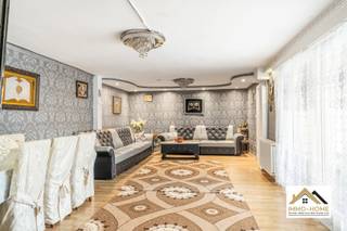 Deze woning ontvangt je in een zeer ruime inkomhal/gang, die meteen ook een idee geeft van het groot volume van de woning. Vooraan de woning bevindt zich een eerste zeer ruime leefruimte, met aan de straatkant een lichtrijke ontvangstruimte. Via de gang bereik je een tweede zeer aangename leefruimte, die uitmondt in de keuken. Langs deze weg kom je tot in de wasplaats/opbergruimte, en ook de buitenruimte met gedeeltelijke overdekking bereik je via deze weg. Helemaal achterin de woning vinden we de badkamer met grote douche terug, net als een eerste grote slaapkamer. De eerste verdieping biedt plaats voor vier grote slaapkamers en een tweede badkamer. Een overloop biedt ruimte voor extra opbergplaats, en die is er ook in een aparte kamer op het gelijkvloers. De bovenverdieping bereik je via deze kamer, maar ook langs een doorgang net naast de keuken. Bezoekdag zaterdag 26/09, Inschrijven via mail naar tommy@immo-home.be, geen telefonische inschrijvingen! Volg ons op Fb en Insta. Voor meer info: www.immo-home.be. GRATIS SCHATTING & GRATIS FINANCIEEL ADVIES