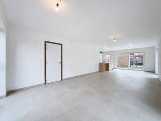 Bent u op zoek naar een ruime halfopen nieuwbouwwoning in Deerlijk? Dan is deze woning zeker iets voor u! Met troeven zoals: doodlopende...