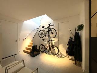 Dit recent en luxueus afgewerkt appartement bevindt zich in een authentiek gebouw op een absolute topligging in het centrum van Gent.<br />Met een bewoonbare oppervlakte van maar liefst 180 m² biedt dit appartement alle comfort en ruimte. Via de inkomhal met vestiaire en gastentoilet komt u terecht in de ruime en lichtrijke leefruimte. De stijlvolle, volledig uitgeruste keuken sluit hier perfect op aan.<br /><br />Verder beschikt het appartement over: 2 volwaardige slaapkamers, waarvan één met ingemaakte kasten; een extra kamer, momenteel ingericht als sportkamer; een badkamer én aparte douchekamer; een open bureauruimte op de nachthal met ingemaakte kasten; 2 praktische bergingen; 2 aangename terrassen; een privatieve kelderberging.<br /><br />Extra troeven:
<ul>
<li>Luxueuze afwerking;</li>
<li>EPC: 89 kWh/m²;</li>
<li>Lift aanwezig in het gebouw;</li>
<li>Beschikbaar vanaf 01/07;</li>
<li>Algemene kosten: €60/maand;</li>
<li>Overdekte staanplaats aan €100/maand.</li>
</ul>
Een uniek appartement voor wie op zoek is naar ruimte, comfort en een toplocatie in Gent!