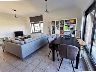 <p><span>BEERVELDE</span><span>- Ben je op zoek naar een appartement TE HUUR in Beervelde centrum?<br />Dan is dit appartement misschien iets voor u.</span></p><p><span>De belangrijkste troeven in een notendop: </span></p><ul><li><span>Ideaal voor een alleenstaande of koppel </span></li><li><span>Geen algemene kosten </span></li><li><span>Garagebox inclusief</span></li></ul><ul><li><span>Met terras gelegen aan de living </span></li><li><span>Nabij winkels en openbaar vervoer, op een boogscheut van de op- en afrit E17</span></li></ul><p><span>Zo ziet het appartement op de 2e verdieping er uit:</span><span><br />Inkom met toilet en ruimte voor een vestiaire kast, gang met ingemaakte kasten, leefruimte met terras, keuken voorzien van alle comfort, <br />badkamer met inloopdouche en dubbele lavabo (en aansluiting wasmachine), slaapkamer en kleine kamer (kan dienen als bureau, slaapkamer of extra bergruimte).</span></p><p><span>Belangrijk: </span><span><br />Beschikbaar vanaf: 1/05/2026<br />EPC: 213 kWh/m²<br />Huurprijs: 875 euro/maand</span></p><p><span>Voor een bezoek ter plaatse, vul zeker het huurdersprofiel in via onze website.</span></p>