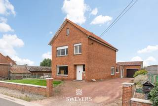 Voor meer info en foto’s, surf naar www.swevers.be<br /> – In het landelijke Budingen (Zoutleeuw) vind je deze open bebouwing op een perceel van 13a18ca met een bewoonbare oppervlakte van 208 m². De woning uit 1963 vraagt een grondige renovatie, maar biedt een sterke basis voor een ruim en licht woonproject. De leefruimte van 27 m², keuken van 18,4 m² en extra eetkamer zorgen voor veel mogelijkheden op het gelijkvloers, net als de slaapkamer, badkamer, garage van 33 m² en meerdere bergruimtes. Boven zijn er drie slaapkamers en een tweede badkamer. De zolder (62 m²) en deels onderkelderde ruimte bieden extra potentieel. De zuidoostgerichte tuin kijkt uit op groen en is ideaal voor gezinnen. Dankzij de ligging nabij scholen (1,8 km), openbaar vervoer (350 m) en invalswegen is dit een praktische uitvalsbasis. Een solide woning met charme, ruimte en groeipotentieel voor wie op zoek is naar rust én bereikbaarheid. Voor meer informatie, bel 012 699 900. Bron bewoonbare oppervlakte: EPC – verslag. Dit pand is onderworpen aan de renovatieverplichting van de Vlaamse overheid voor residentiële gebouwen (behoudens bij sloop binnen 5 jaar na de aankoop). Consulteer voor meer informatie de website van het Vlaams Energie- en Klimaatagentschap via https://www.vlaanderen.be/een-huis-of-appartement-kopen/renovatieverplichting-voor-residentiele-gebouwen.