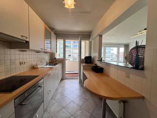 Goed gelegen appartement op de Meerlaan in Knokke. Woonkamer met een mooi zijdelings zeezicht alsook een breed zicht over de Meerlaan, een...