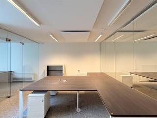 <p><span>DESTELBERGEN - Instapklare kantoorruimte van 205 m²</span></p><p><span> </span></p><p><span>Op de Dendermondesteenweg 333B in Destelbergen bevindt zich deze moderne kantoorruimte van 205 m². Dankzij de centrale ligging met uitstekende bereikbaarheid via de R4, N70 en E17, én de constante passage langs de steenweg, is dit een absolute toplocatie voor uw kantoor. </span></p><p><span> </span></p><p><span>De indeling omvat een ruime open kantoorruimte, 2 afzonderlijke vergaderzalen, een volledig uitgeruste keuken, toiletten en een technische berging. Voor het gebouw zijn bovendien 3 private parkeerplaatsen voorzien. </span></p><p><span> </span></p><p><span>Troeven: </span></p><ul><li><span>Strategische locatie met veel passage </span></li><li><span>205 m² kantoorruimte met moderne indeling </span></li><li><span>Meubilair inbegrepen (bureaus) </span></li><li><span>Akoestische panelen</span></li><li><span>Airconditioning</span></li><li><span>Voldoende parkeergelegenheid </span></li></ul><p><span> </span></p><p><span> </span></p><p><span>Praktisch: </span></p><ul><li><span>Huurprijs: 1.950,00 euro/maand </span></li><li><span>Provisie gemeenschappelijke kosten: nog te bepalen</span></li></ul><p><span> </span></p><p><span>Ondernemen op strategische locatie in Destelbergen? Contacteer Axel Lenaerts makelaars voor meer info. </span></p>