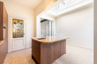 <p>Karaktervolle herenwoning, volledig gerenoveerd naar de nieuwe normen.<br /><br />Gelegen in het hippe Zurenborg: een residentiële wijk vol architecturale panden, gezellige pleinen, goede scholen en waar u snel in en uit de stad bent. Een toplocatie voor stadsliefhebbers die authenticiteit en ruimte waarderen.</p>
<p>Bij binnenkomst wordt u verwelkomd door een inkomhal met mozaïektegels en separaat gastentoilet. Verder een gezellige en sfeervolle leefruimte met authentieke elementen dewelke het interieur meteen een uniek karakter geven. Achteraan vindt u een ruime open keuken, uitgerust met alle gebruikelijke toestellen en spikslinternieuw. Via de eetruimte hebt u tevens toegang tot een <span>zuid-west gerichte stadstuin met handige bergruimte. <br /><br />Op de eerste verdieping bevinden zich twee ruime slaapkamers en een comfortabele badkamer voorzien van ligbad, een ruime inloopdouche en toilet. </span></p>
<p>Op de tweede verdieping terug twee ruime slaapkamers en een comfortabele badkamer met douche, wastafel, aansluitingen voor de wasmachine en droogkast en toilet. Daarnaast is er een derde kamer, ideaal als was- of linnenkamer.</p>
<span>Deze woning onderging een totaalrenovatie met respect voor haar geschiedenis: originele details werden gekoesterd terwijl dak, buitenisolatie, ramen, HVAC en elektriciteit volledig vernieuwd werden. Tot slot is deze woning volledig onderkelderd, wat zorgt voor extra opslagruimte.</span>