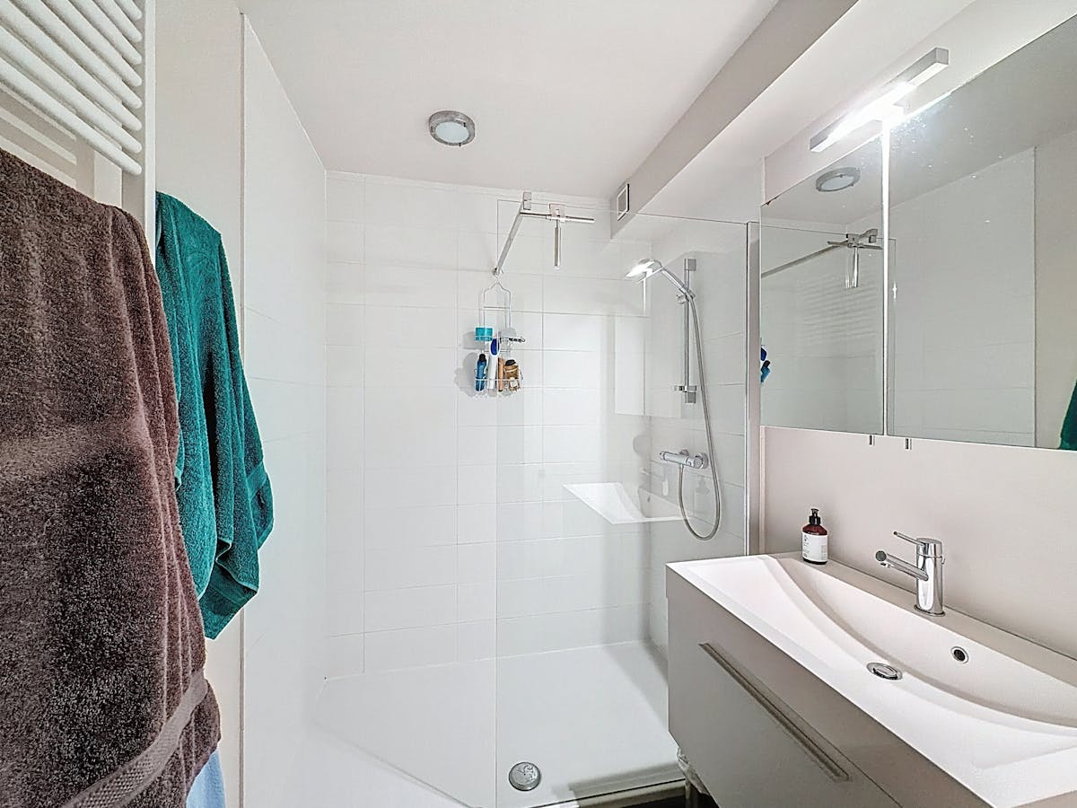 Spacieux appartement de deux chambres avec terrasse à Gand. - photo 5