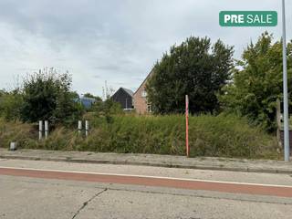 Unieke kans voor wie wil bouwen op een gunstige locatie in Aalter!<br /><br />Deze bouwgrond van 296 m² is gelegen op een uitstekende locatie, op korte afstand van het centrum van Aalter. De grond is geschikt voor halfopen bebouwing en beschikt reeds over een verkregen omgevingsvergunning, waardoor je snel aan de slag kunt met jouw bouwproject.<br /><br />De ligging is één van de grootste troeven: je woont hier rustig en toch vlak bij alle belangrijke voorzieningen. Het station van Aalter, scholen, winkels, horeca en het centrum bevinden zich allemaal in de nabije omgeving.<br /><br />Troeven:<br /><br />- Bouwgrond van 296 m²<br />- Geschikt voor halfopen bebouwing<br />- Reeds vergunde bouwplannen / omgevingsvergunning<br />- Gelegen nabij het centrum van Aalter<br />- Op korte afstand van het station<br />- Scholen en winkels vlot bereikbaar<br />- Ideale ligging voor wie comfortabel en centraal wil wonen<br /><br />Een interessante opportuniteit voor particulieren, gezinnen of investeerders die op zoek zijn naar een bouwgrond met een uitstekende ligging én het voordeel van een reeds verkregen vergunning.<br /><br />De eigendom wordt aangeboden via de Pre-sale formule. Op 05/10/2026 tussen 16:00 en 17:00 kan u de bouwgrond op afspraak komen bezichtigen en een bod uitbrengen. De vermelde prijs is een instelprijs. Voor meer info, gelieve contact op te nemen met de dossierverantwoordelijke.<br /><br />Bestuursmaatregelen in het maatregelenregister: nee