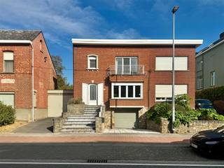 <p><span>In het aangename Hombeek bevindt zich deze ruime halfopen bebouwing, ideaal voor wie op zoek is naar een gezinswoning met veel leefruimte, praktische voorzieningen en een heerlijke tuin. De woning beschikt over drie volwaardige slaapkamers, een lichtrijke woonkamer, een veranda, een ruime kelder, een inpandige garage en een eigen oprit.</span></p><p><span>Bij het binnenkomen word je verwelkomd in de inkomhal met vestiaire, die toegang geeft tot de ruime en lichtrijke woonkamer. Aansluitend bevindt zich de veranda, waar je in alle rust kunt genieten van het zicht op de tuin. De keuken biedt voldoende ruimte voor het dagelijkse comfort. Verder beschikt het gelijkvloers over een praktische berging en een badkamer met douche en toilet.</span></p><p><span>Op de bovenverdieping bevinden zich drie volwaardige slaapkamers, ideaal voor een gezin, een thuiswerkplek of een hobbyruimte. Daarnaast is er op deze verdieping een tweede badkamer, uitgerust met een ligbad. De verdieping is bereikbaar via een mooie beukenhouten trap, die recent volledig werd geschuurd en opnieuw vernist.</span></p><p><span>Ook op praktisch vlak heeft deze woning heel wat te bieden. De ruime kelderverdieping beschikt over een aparte wasruimte en biedt tal van mogelijkheden voor extra stockage. Daarnaast is er een inpandige garage voor één wagen, voorzien van een recentere elektrische garagepoort, en een eigen oprit.</span></p><p><span>Een absolute blikvanger is de uitzonderlijk diepe tuin, die volop mogelijkheden biedt om naar eigen smaak in te richten. Of je nu droomt van een gezellige loungehoek, een speelruimte voor de kinderen, een moestuin of een groene oase om helemaal tot rust te komen, hier vind je alle ruimte om ervan te genieten. De veranda en het terras zorgen bovendien voor een aangename verbinding tussen de woning en het buitenleven.</span></p><p><span>De woning heeft de voorbije jaren ook al verschillende belangrijke vernieuwingen ondergaan. Zo werd het dak ongeveer zes jaar geleden vernieuwd, werd een nieuwe Buderus-verwarmingsketel geplaatst en werd het aanwezige asbest ongeveer twee jaar geleden aangepakt. Ook de houten trap kreeg recent een grondige opfrissing.</span></p><p><span>De ligging in Hombeek vormt een extra troef. Een basisschool bevindt zich op amper enkele meters van de woning. Bovendien zijn Mechelen en de E19 richting Antwerpen en Brussel vlot bereikbaar, wat zorgt voor een goede verbinding met de omliggende steden.</span></p><br />