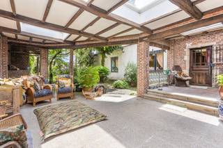 GELIJKVLOERSInkomhal 17m² op tegel.De 2de inkomhal achteraan 6m² op tegel heeft een douchekamer met douche, toilet en handenwasser.Woonkamer 47m² met...