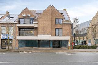 Deze handelsruimte, commercieel gelegen in de IJzerlaan, heeft een oppervlakte van 200 m² en ligt op wandelafstand van de Markt.Diverse invullingen mogelijk en ideale plek voor wie zijn eigenzaak wenst op te starten.> indeling:- de eigenlijke winkelruimte - atelier met douche- toilet- ingerichte keuken met eethoek- bureau- veranda- terras>bijzonderheden:- tegelvloer- elektrische verwarming- elektrische warm waterboiler- ook toegang via gemene delen